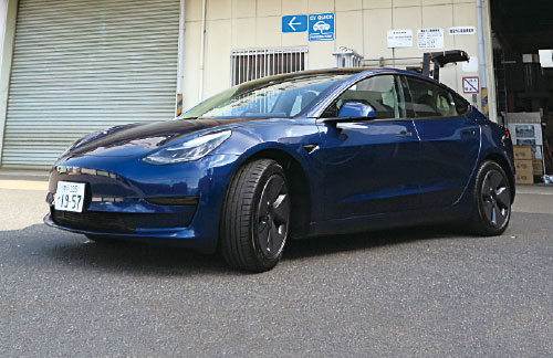 社用車として採用している電気自動車「テスラ3」